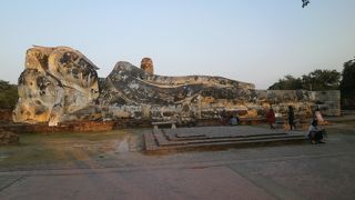 高さ５ｍ、全長２８ｍある大きな涅槃仏をご覧あれ！　～ワット・ロカヤスタ～