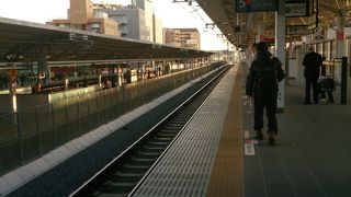 改めてよく見ればホームが長い駅である