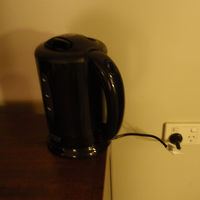 電気ケトル有（保温なし）。コードがかなり短い。。