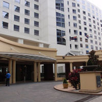 サセックスストリートから見た入口。タクシーも来ます