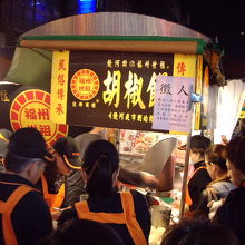 入り口にあるお店が長蛇の列です