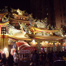 隣にライトアップされた寺院があります