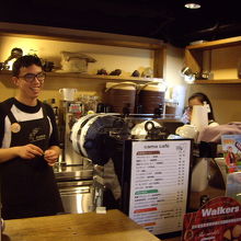 みんな笑顔で、奥の女の子は手を振ってくれました。