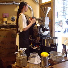 店内で焙煎中です。