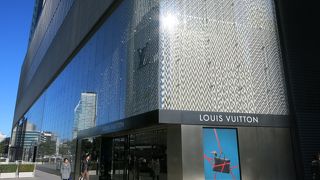 天井から降りそそぐモノグラム