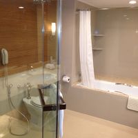 清潔で気持ちの良いバスルーム。ドライヤーは日本製であった。