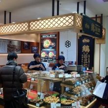 左奥にイートインスペースがあります