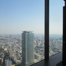 海の向こうは大阪、左手には摩耶山・六甲山という風景が楽しめま