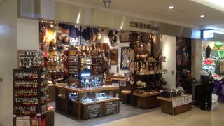 アイヌ工芸家の作品が多い