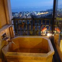 風呂桶小さく足を伸ばせません、仕切りがなく下から丸見え