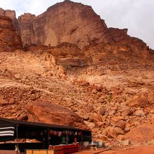 源泉までの岩山