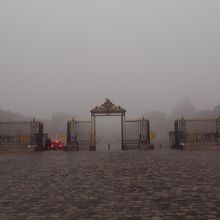 すごい濃霧。キラキラ豪華な宮殿が全く見えず、、、
