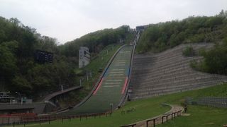 「虹と雪のバラード」の歌碑がある