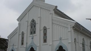 白い建物が印象的な教会