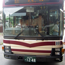 京都バスは茶色。