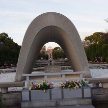 慰霊碑の目の前まで来ると、慰霊の石碑と平和の灯、原爆ドームが