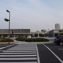 平和記念資料館外観。右東館、渡り廊下とつながるのが本館。入り