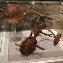 鉄谷伸一ちゃん当時３歳の三輪車と鉄兜。