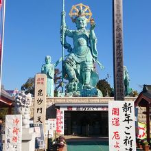 日本一の毘沙門天が出迎えてくれます。