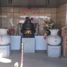 入口です。中には仏像がたくさん並んでいます。