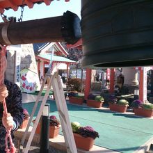 釣鐘です。自由に付くことができます。