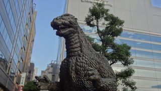 日本が世界に誇るゴジラの像
