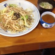 駅前でホルモンうどん。