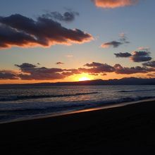 伊豆半島の向こうへとお日様が沈みます