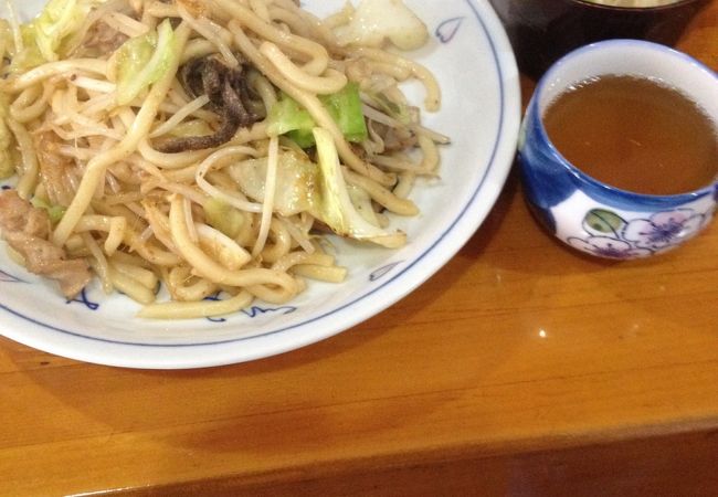 駅前でホルモンうどん。