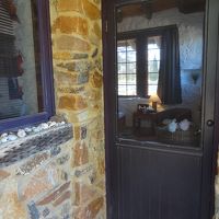 コテージの玄関。網戸の扉、木の扉と二重なので、開け放てます。