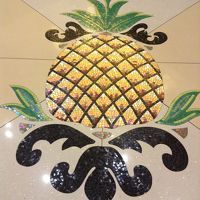 ロビーフロアの床のカワイイパイナップルのモザイク
