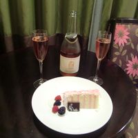 義母のプレゼントで頂いたケーキとスパークリングワイン