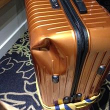 角が凹んだスーツケース