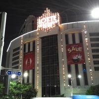 隣接する免税店