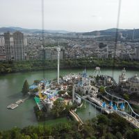 隣接するロッテワールド