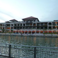 マラッカ川の対岸からの全景