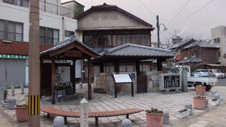 石畳の路地と湯けむりの風情