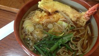 おそばの量が多いです。