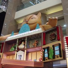 脇にすぐ地下鉄に直結のエスカレーターがある