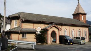 上五島布教の中心として明治に設立、戦後に追加された鐘楼外壁には浦上天主堂の被爆煉瓦使用