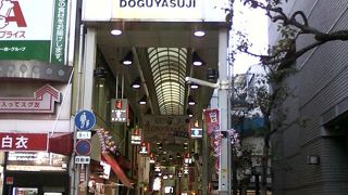 商売人の街にふさわしい商店街