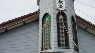 鉄川与助がはじめて手がけた教会、尖塔がある木造教会が高台に建つ
