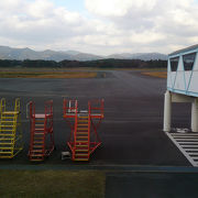 小さな空港だが島への移動は便利、長崎・福岡へフライト有