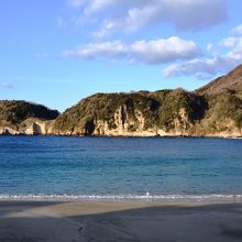 湾内の砂浜からの眺望です。