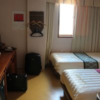 テーブルセットは手前右側、ベッドと壁の間にぎゅう詰めです。