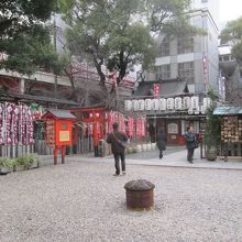 赤い鳥居が「開運稲荷社」、その左手が…