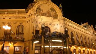 内部の見学はツアーで。