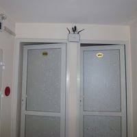 室内のインテリアとは対照的に意外と簡素なドア