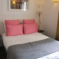 ダブルルームのベッドです。