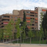 ホテルの横に階段があって、下に行くと芝生と川があります。